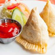 インド料理定番の『サモサ』。サクッとした生地と香辛料の香りがお酒にぴったりです。
