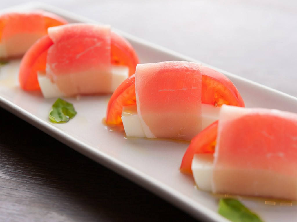 生ハムとチーズの相性抜群『生ハムとモッツァレラのカプレーゼ』