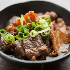 時間をかけてじっくりと煮込む、牛スジの旨さ『どてやき』