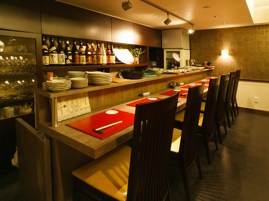 おひとりさまでも気軽にくつろげるカウンター席