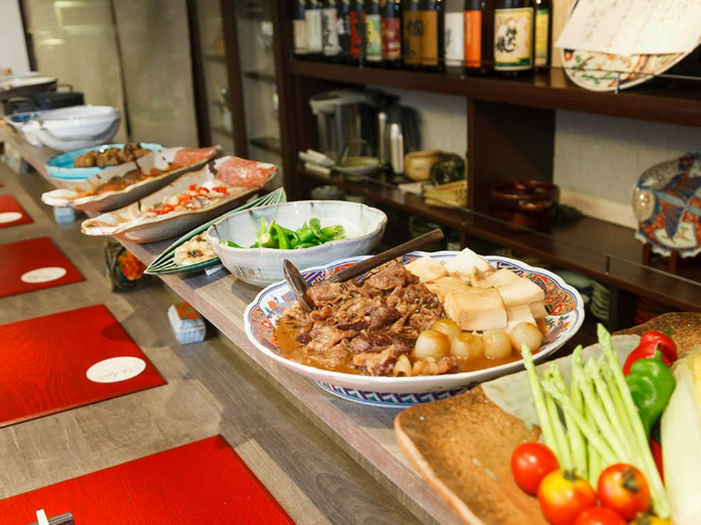 季節の旬の美味しさを味わえるおばんざいが勢ぞろい