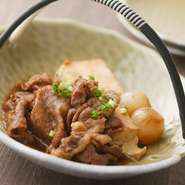 和牛肉を使い、なめらかなお豆腐と一緒に炊き合わせてあります。実山椒でお酒のすすむ一品になっています。