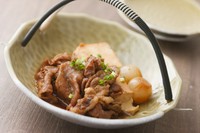 和牛肉を使い、なめらかなお豆腐と一緒に炊き合わせてあります。実山椒でお酒のすすむ一品になっています。