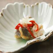 少し甘めに味を整えてあり食べやすい、稚鮎やワカサギ、豆アジなど季節の魚を使った南蛮漬けです。