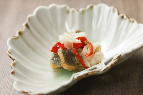 柔らかい酸味がお魚の味を引き立てる『季節の魚の南蛮漬け』