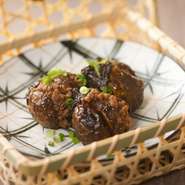 揚げた小茄子に麦味噌を使用し、ジュワッとあふれる肉汁たっぷりの肉味噌が詰まっています。