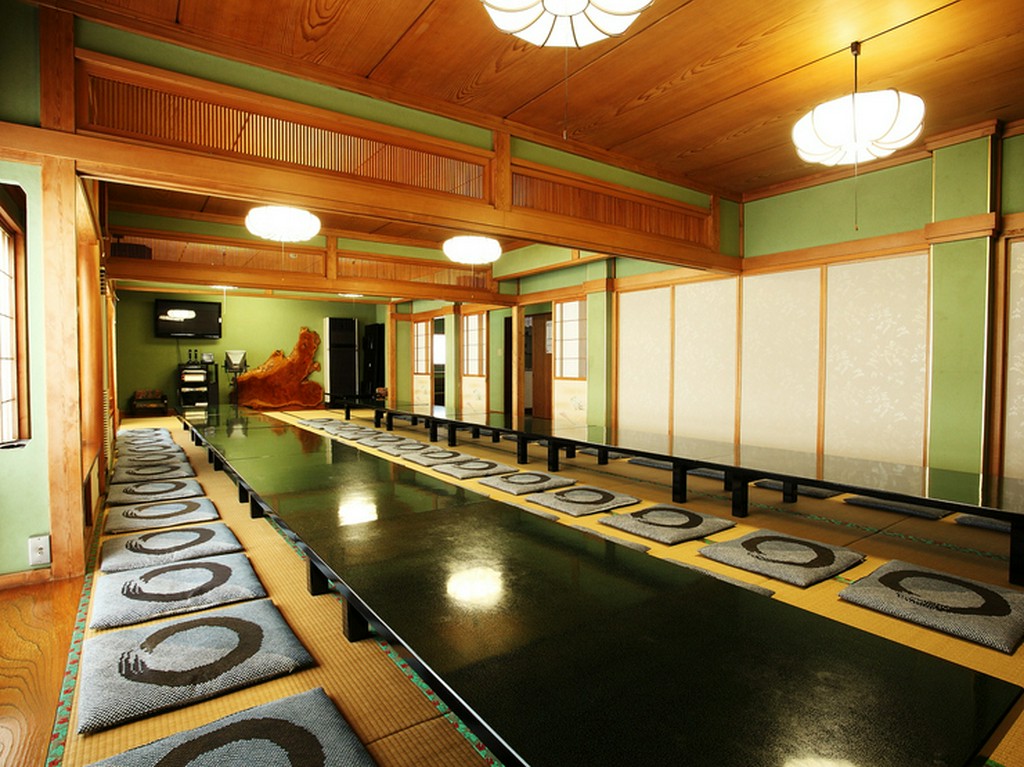 最大100人利用できるお座敷で大人数の宴会にも対応