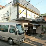 八街駅から徒歩10分ほどの場所にある【一番いけす】。宴会時は、バスで近隣への送迎サービスもしています。