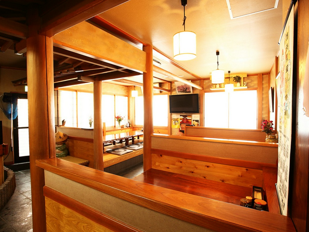 木の温もりのある落ち着いた雰囲気で食事が楽しめます