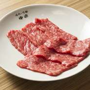ブランドであっても個体差によっては肉質にばらつきがあります。中道では常に最良の肉を仕入れるため、5店の仲買からベストな状態の肉のみを仕入れております。それらを最適な熟成期間を経てお出ししています。
