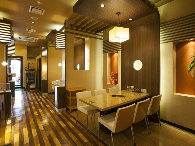 木を基調とした落ち着きのある店内