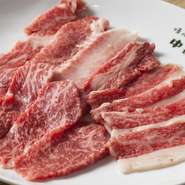 焼肉の醍醐味をこの一皿で味わえる盛り合せ。カブリは柔らかくきめ細かなサシが特徴で、しつこくない部位。