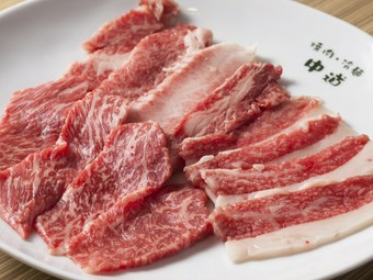 『正肉盛り合せ』（カルビ・ロース・カブリ）