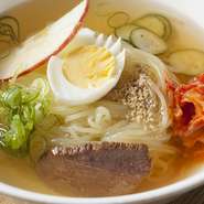 2日間かけて牛骨、牛スジ、鶏ガラから煮出したスープは美しく澄んでスッキリとした中にもコクがあります。