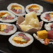 鮪、カンパチ、サーモン、平目、帆立など新鮮なお魚と寿司飯がギュッとつまった一品。