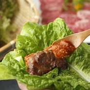 焼肉といえば気の知れた奥深いカップルが良く利用されます。
焼肉の本場韓国でも男性がサンチュでお肉を巻いて彼女に食べさせるシーンをよく見掛けます。