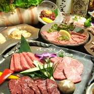 食べ飲み放題60分24品4480円（税別）、90分45品5480円（税別）、黒毛和牛含む90分58品6480円（税別）ご用意しています。
尚、食べ飲み放題のお席滞在時間は2時間とさせていただきます。

