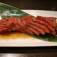 細かく切れ目を入れてタレを充分にしみこませた新食感。150gでこの価格は驚きです。2～3名様でお召し上がりください。