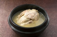 鶏丸ごと入って、餅米、ナツメ、朝鮮人参など薬膳具材たっぷり。長時間煮込んだコクのある塩味スープ