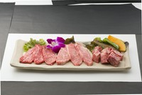 特選クラスの霜降り肉を少しずつ味わう、プチ贅沢な盛り合わせ。