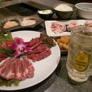 ※食べ放題のみ：5480円／プラス1980円で飲み放題付き:6350円⇒クーポン利用で7000円 ！
※2名様から、365日いつでもご予約承っております！

※９０分はラストオーダーのお時間です。
お席は１２０分となります。
 
表示価格は税別価格です。 
