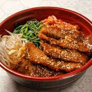 国産黒毛和牛の上ロースの他に､ナムルとキムチもトッピングしており大満足の丼ぶりです。 ＜追加料金でお肉の量やご飯の量を増やす事も可能です！＞