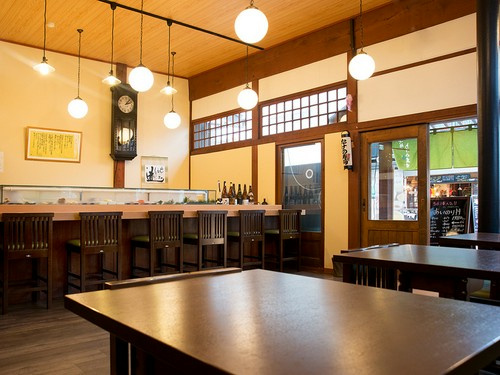 1階はカウンターとテーブル席を…