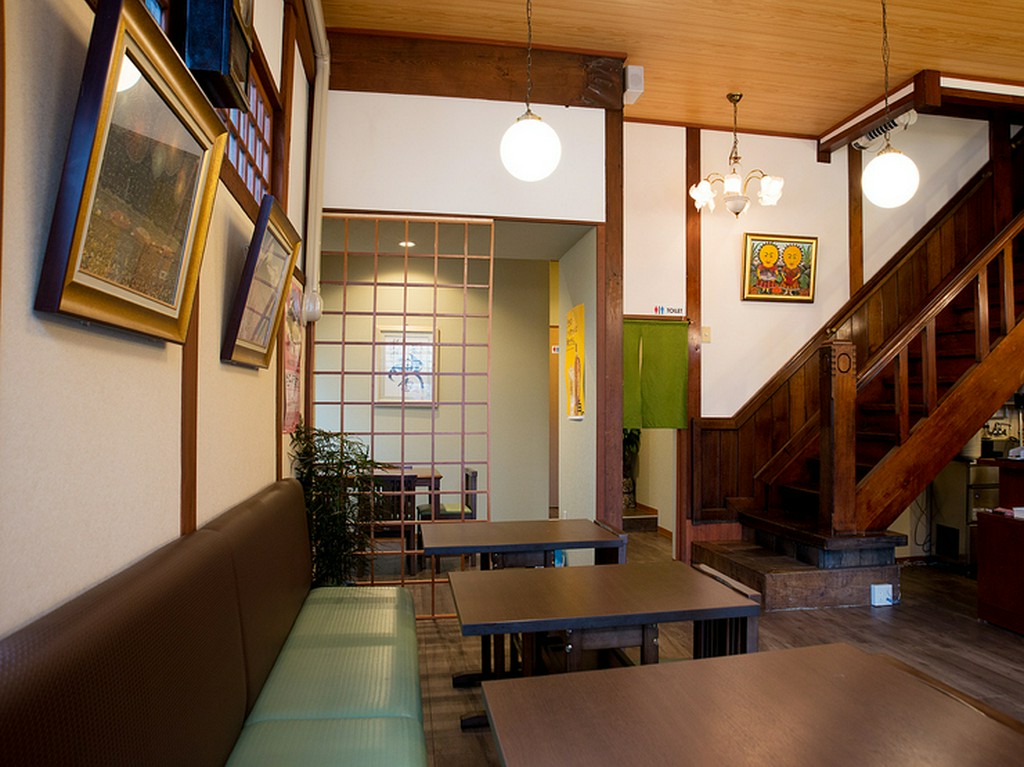 歴史感じる木造建築の店内…落ち着いた雰囲気でお食事をどうぞ