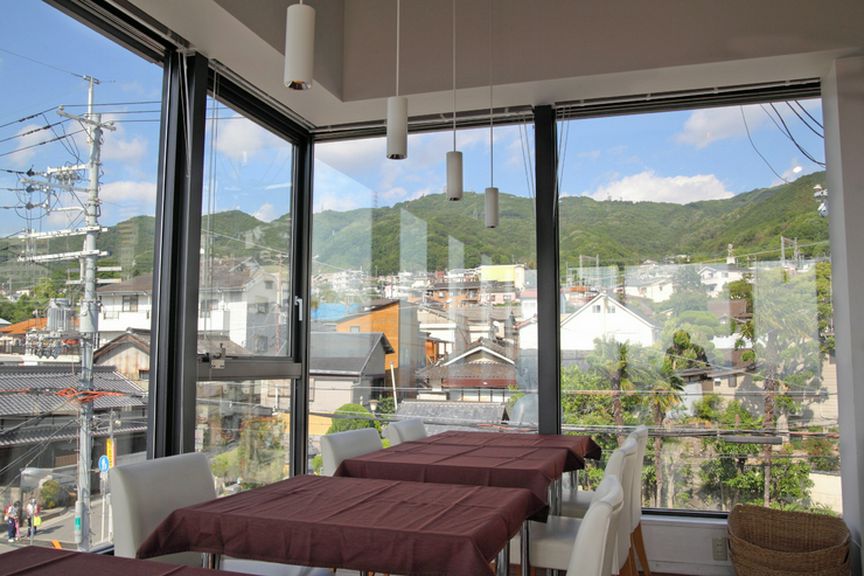 自然に囲まれ遠くに都会の街並みを眺望するユニークなデザイン