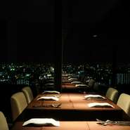 大きくとられた窓からは東大阪の夜景がばっちり。ロマンチックな雰囲気を演出してくれます。明るければ、六甲山から300ｍの超高層ビル「あべのハルカス」までを一望。ランチにもディナーにもおすすめです。