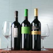 ワインは世界各国のものが常時10種類以上。グラス700円～、ボトル2700円～とリーズナブルに味わえます。料理と相性の良い銘柄は店員まで。丁寧に教えてくれます。
