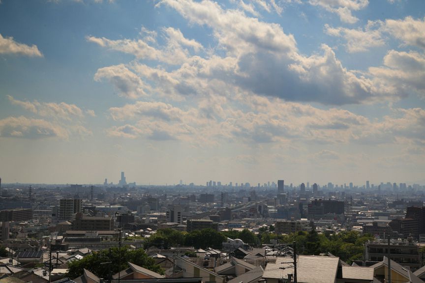 ガラス張りの店内からは、大阪平野を一望