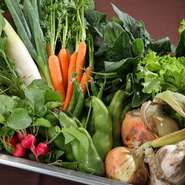 自家菜園で育てた有機肥料・無農薬野菜が主役です。旬の6種類を選び出し、それをベースにレシピを構成。野菜を種別にカテゴライズしたメニュー表から選んでもらいます。コース料理のほとんどが自家菜園のものです。
