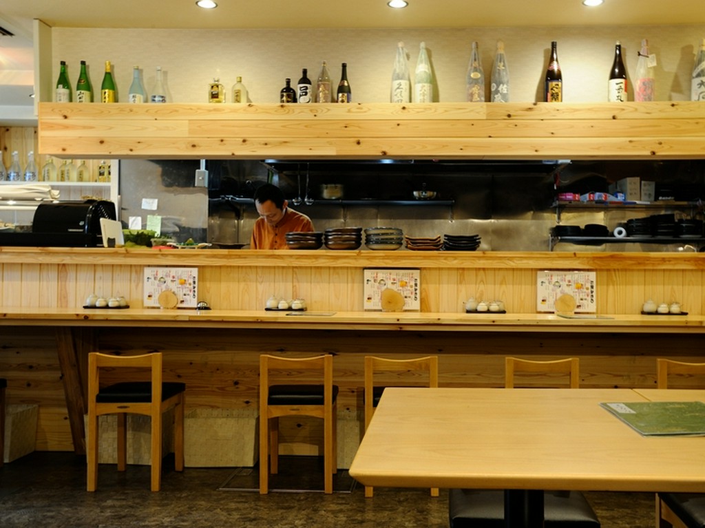 ひとりでも気兼ねなく利用できるカウンター席