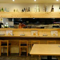 ひとりでも気兼ねなく利用できるカウンター席