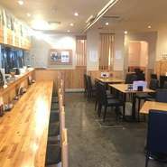 幅の広いカウンター席では、ゆったりとくつろげるのが魅力。奥のテーブル席は、半個室的な感覚で利用可能とか。明るく落ち着いた雰囲気の空間で、ゆっくりと食事の時間を満喫できます。