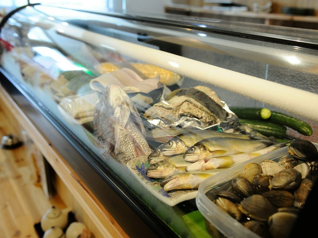 ショーケースに並ぶ、獲れたての鮮魚