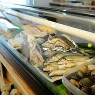 鮮度抜群の魚介いろいろ。旬の味を満喫できる、その日のおすすめの味わいを召し上がれ。