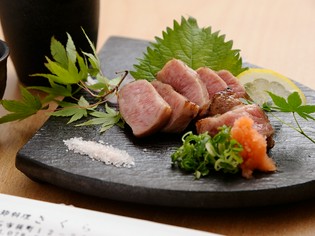 適度な脂身と、肉の旨味を満喫できる『国産牛の三角バラ』