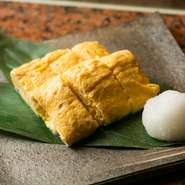 フライパンの何倍もの厚みがある鉄板で焼いているので、ふわっふわの一味違う美味しさです。新鮮な玉子の中に出汁を閉じ込めるように仕上げているので味も格別。ふっくらした出し巻玉子をぜひお召し上がりください。