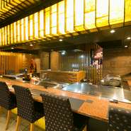 ライブ感とともに、目で見て食べて楽しめるカウンター席など。それぞれのシーンに合わせて、座敷やテーブルの個室などから選べます。デートや会食、接待などに、気軽に使っていただきたい大人の癒しの空間です。