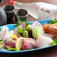 和の趣溢れる落ち着いた雰囲気の割烹料理店。『刺身盛り』や『すっぽん鍋』など贅沢なメニューがリーズナブルに楽しめるという、地元でも人気のお店です。メニューを選ぶのも迷ってしまうほど豊富に揃っております！