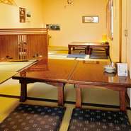 必ず食べたい料理があるお店。100種ものメニューをご用意しており、どのメニューも旬のものや鮮度抜群の食材を使用した逸品ばかり！広々としたお座敷の落ち着ける空間の中、ゆっくりとお過ごしください。