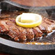 先代の父の代からの人気メニュー。厚切りの柔らかいランプ肉をミディアムレアの状態で熱々の鉄板にのせ、余熱で鮮やかなピンク色から徐々に熱が入っていきます。お肉に溶け出すバター醤油がからむ絶品です。
