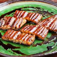 うなぎは大ぶりで形の良いものだけを厳選して仕入れています。三重は関西風の直焼きの地域ですが、余分な脂を落とし、ふっくらさせるため、短時間関東風に蒸しています。折衷の調理で最もおいしい状態で提供します。