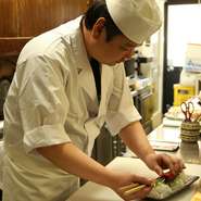 タレは長年継ぎ足しながら使用しており、味にまろやかさと深みがあります。手作りに徹底したこだわりがあり、料理はもちろんポン酢も手作り。食材の良さを引き立たせる調味料を自ら作り、納得の味に仕上げます。