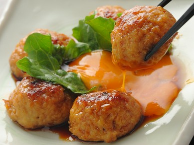 店内は隅々まで料理人の目が行き届くようなこじんまりとした広さ