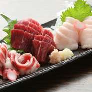 「フタエゴ」の歯ごたえ。「赤身」は定番。「たてがみ」の脂身。馬肉の味、食感の違いを味わってください。