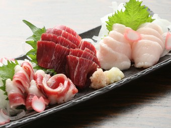 馬刺しの珍しい部位を味わえる『得々　三種盛り』