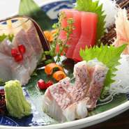 綺麗に盛り付けられた刺身を引き立たせるツマも料理人の手づくり。細やかな作業が際立ちます。